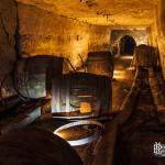 Galerie de stockage des grands tonneaux dans la cave brasserie