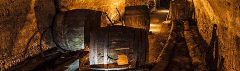 ...Galerie de stockage des grands tonneaux dans la cave brasserie....
