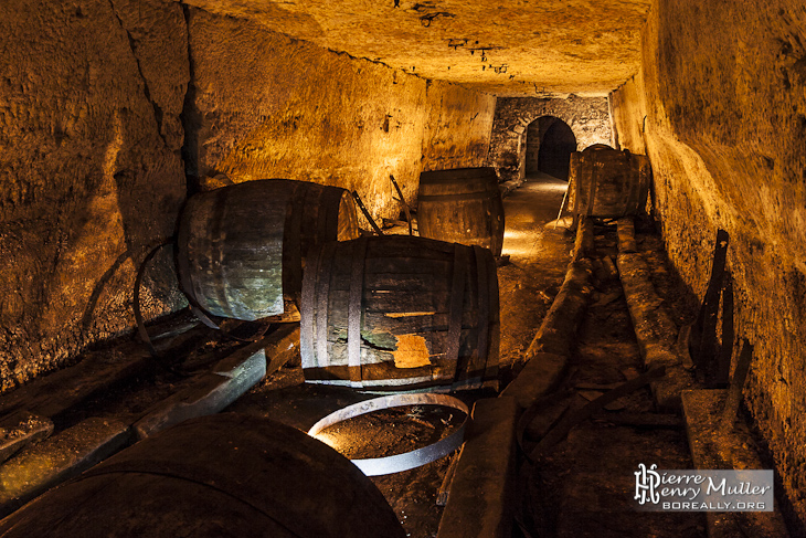 Galerie de stockage des grands tonneaux dans la cave brasserie