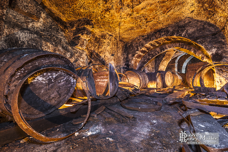 Galerie voutée de la cave brasserie de Sèvres avec ses tonneaux