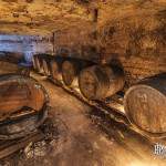 Stockage de tonneaux à bière dans une galerie souterraine de la brasserie de Sèvres