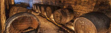 ...Allée de la cave brasserie avec tonneaux en bois rangés en ligne....