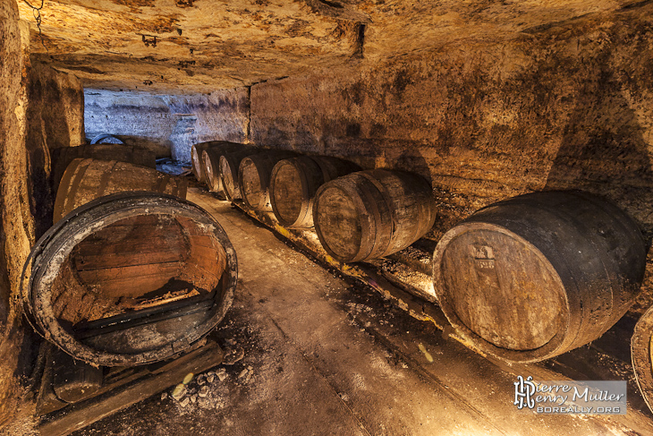 Stockage de tonneaux à bière dans une galerie souterraine de la brasserie de Sèvres