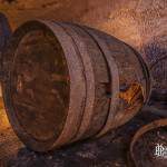 Tonneau en bois de grande taille dans la cave brasserie de Sèvres