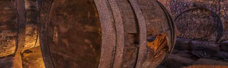 ...Grand tonneau de bois éventré dans une galerie de la cave brasserie de Sèvres....