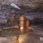 Bidons rouillés de collecte d'eau dans une carrière souterraine