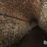 Galerie en moellons et briques rouge dans les souterrains de la citadelle de Namur