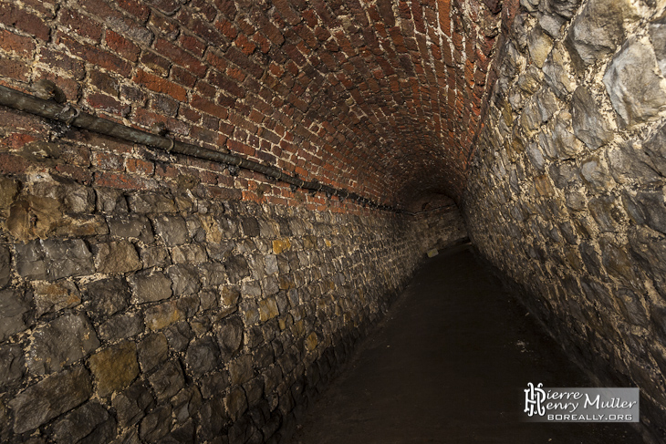 Galerie en moellons et briques rouge dans les souterrains de la citadelle de Namur