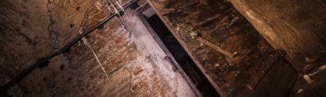 ...Porte en bois d’une salle dans les souterrains de la citadelle de Namur...