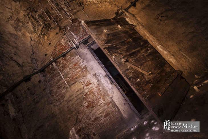 Porte en bois d'une salle dans les souterrains de la citadelle de Namur