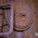 Porte et serrure rouillée dans les souterrains de la citadelle de Namur