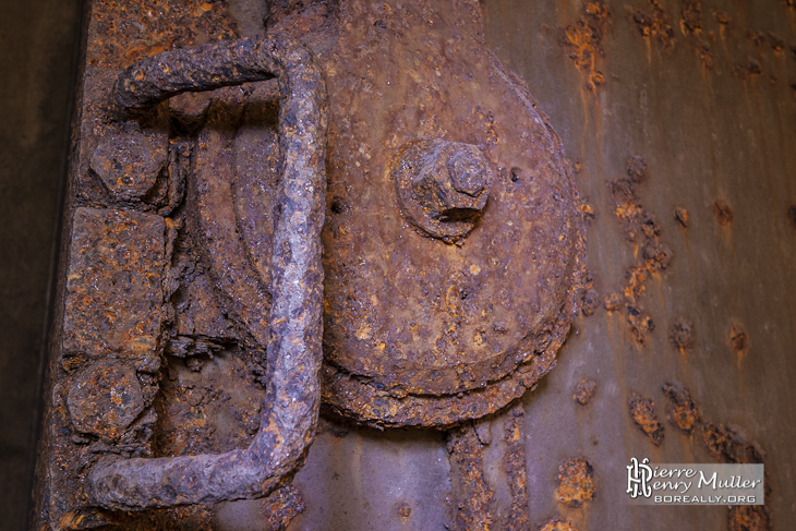 Porte et serrure rouillée dans les souterrains de la citadelle de Namur