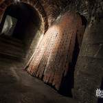 Vieille porte en bois dans les souterrains de la citadelle de Namur
