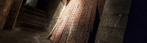 ...Cette vieille porte en bois est rong&eacute;e par l&rsquo;humidit&eacute; des galeries souterraines de la citadelle de Namur....