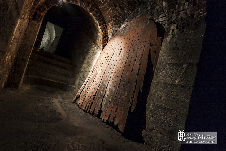 Vieille porte en bois dans les souterrains de la citadelle de Namur