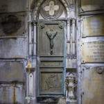 Caveau au milieu des tombeaux dans la crypte du cimetière