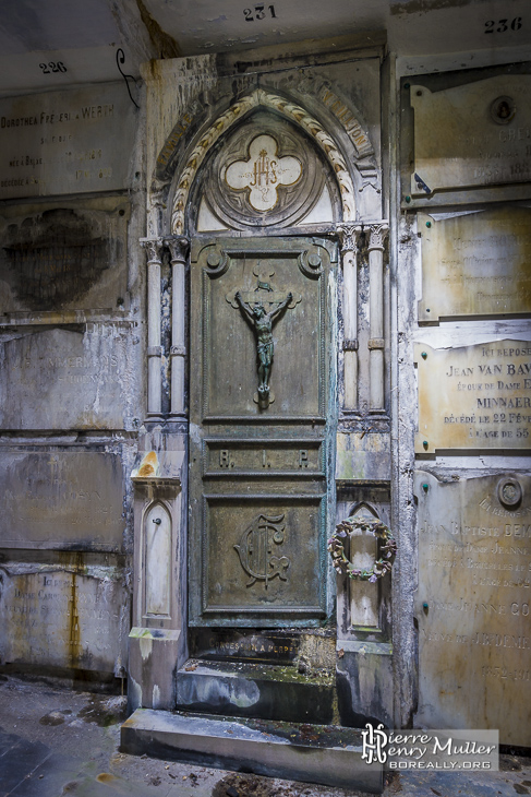 Caveau au milieu des tombeaux dans la crypte du cimetière