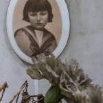 Photo d'enfant sur une tombe