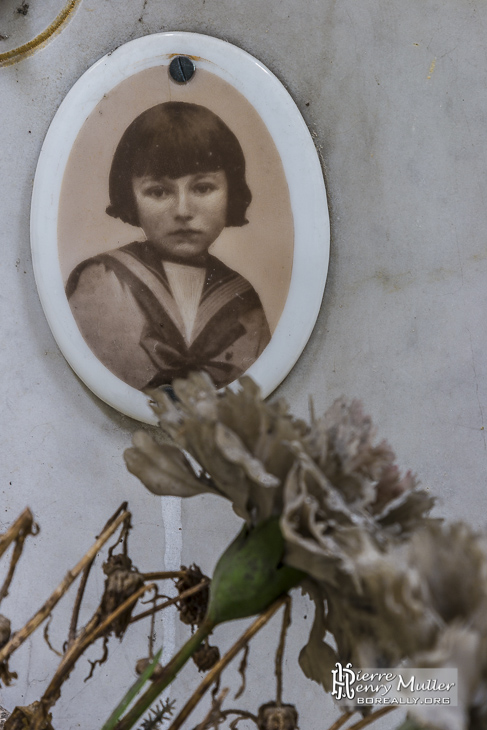 Photo d'enfant sur une tombe