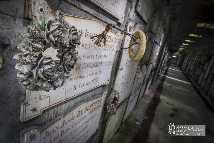 Plaques des sépultures des tombeaux de la crypte