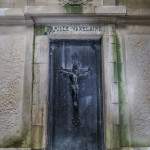 Porte décorée d'un caveau dans la crypte