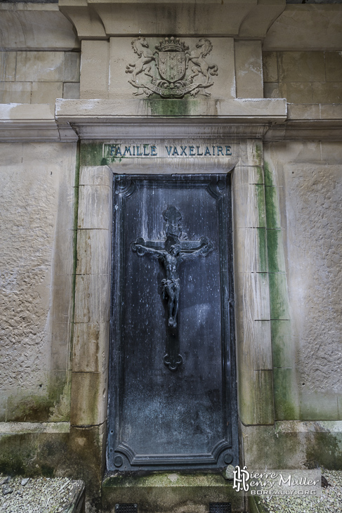 Porte décorée d'un caveau dans la crypte