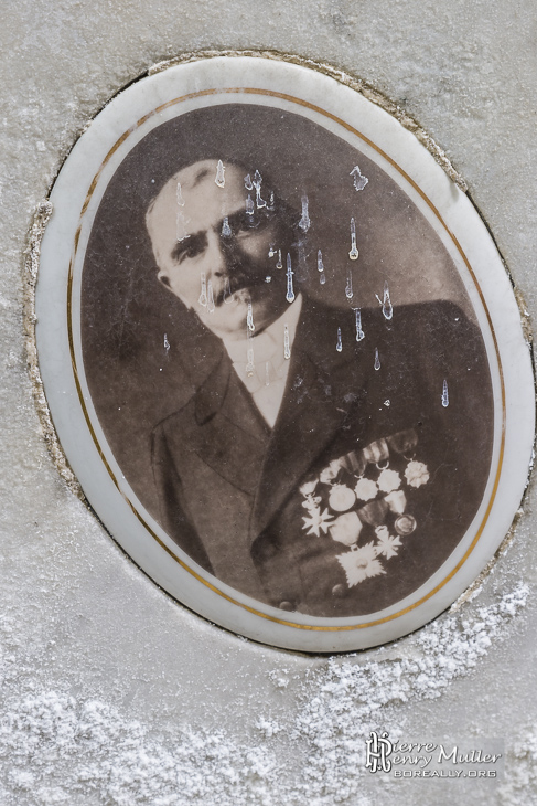 Portrait d'un militaire sur sa tombe