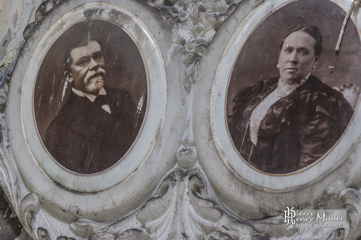 Portraits d'un couple sur leur sépulture