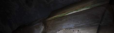 ...Puits de lumi&egrave;re dans la crypte de Laeken donnant sur une st&egrave;le d&rsquo;un caveau....