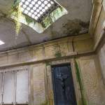 Puits de lumière au dessus d'un caveau de la crypte