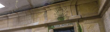 ...Puits de lumi&egrave;re au dessus d&rsquo;un caveau de la crypte de Laeken....