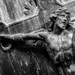 Sculture de Jesus sur sa croix en noir et blanc
