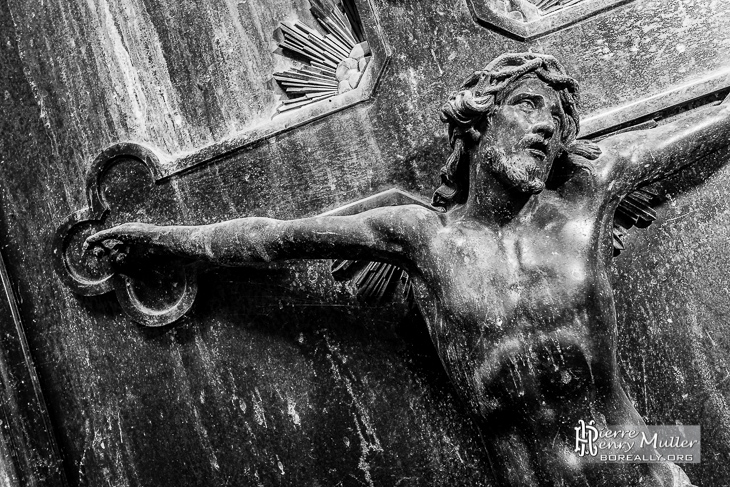 Sculture de Jesus sur sa croix en noir et blanc