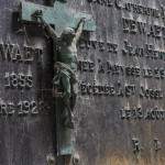 Stèle avec inscriptions et Jesus sur sa croix