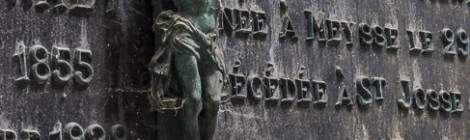 ...Stèle avec inscriptions et Jesus sur sa croix sur une tombe dans la crypte de Laeken....