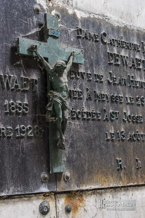 Stèle avec inscriptions et Jesus sur sa croix