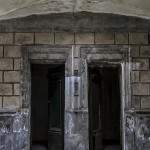Symétrie de portes de caveaux et puits de lumière