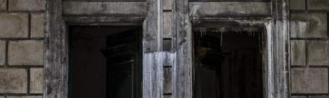 ...Sym&eacute;trie de portes de caveaux et puits de lumi&egrave;re dans la crypte de Laeken sous le cimeti&egrave;re....