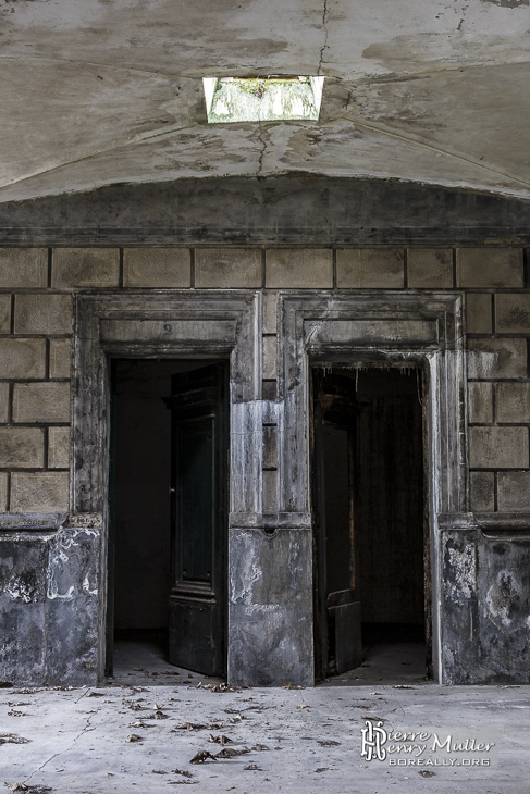 Symétrie de portes de caveaux et puits de lumière