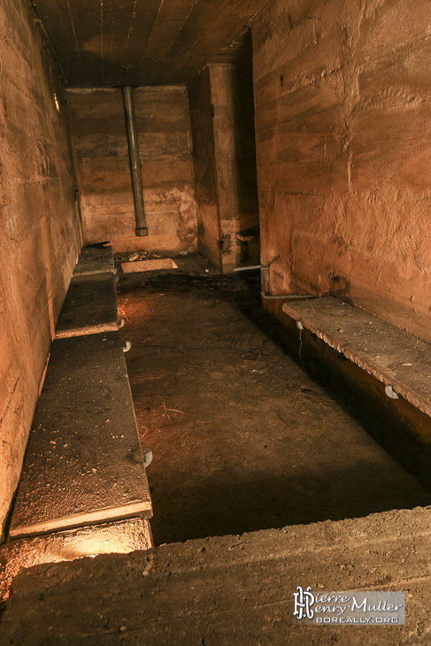 Couloir de l'abri et colonne dans l'abri de défense passive