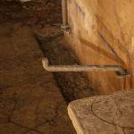 Détail sur le support métallique repliable des bancs en béton à l'abri de défense passive