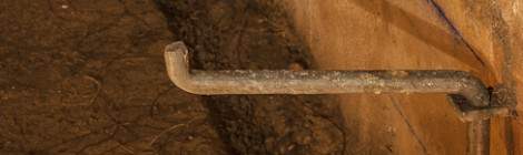 ...Le système est simple et efficace, une tige métallique accrochée en deux points au mur et courbé à 90 degrés permet le support des bancs en béton....