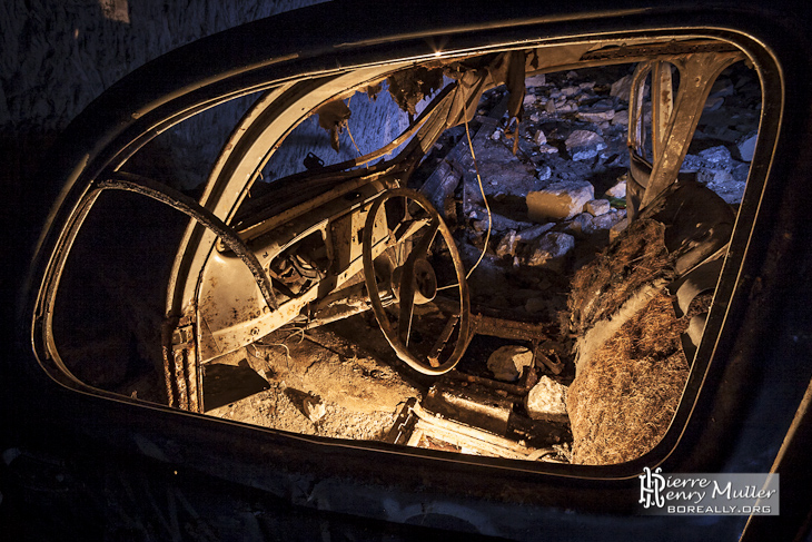 Intérieur d'une voiture abandonnée dans la carrière Les Lions