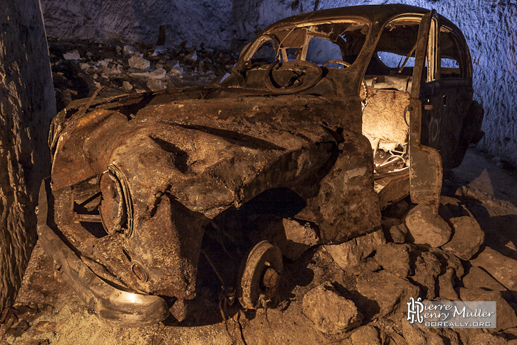 Peugeot 203 abandonnée dans la carrière Les Lions à Louveciennes