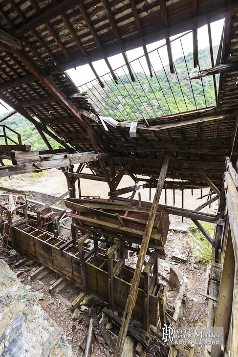 Bacs de récupération du minerais de fer dans une ancienne usine