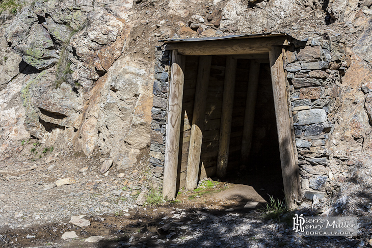 Entrée d'un filon d'une mine de zinc en Espagne