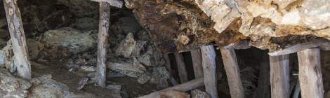 ...Étayage en bois d’un filon horizontal d’une mine de zinc en Espagne....