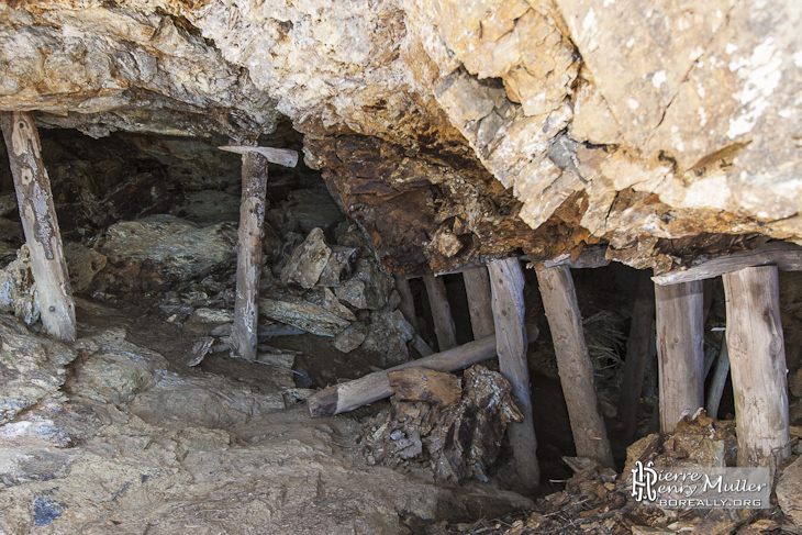 Etayage en bois d'une mine de zinc en Espagne