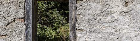 ...Fenêtre d’un bâtiment de mineur abandonné dans les Pyrénées en Espagne....