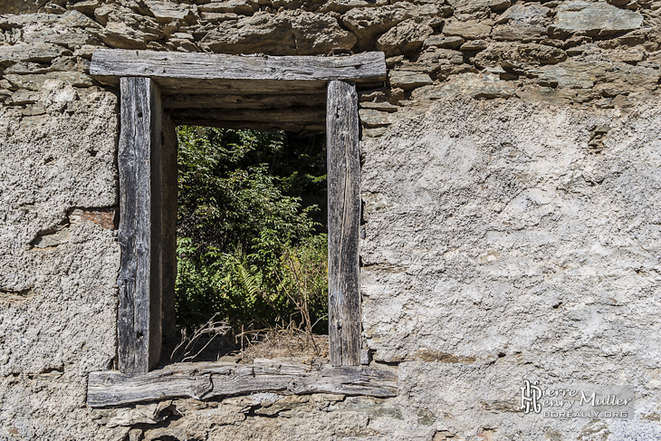 Fenêtre d'un bâtiment de mineur dans les Pyrénées en Espagne